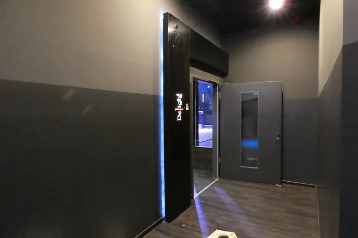 Wandverkleidung mit Logo Delight, schwarz, mit LED-Beleuchtung Maße in cm ca. 250 x 283